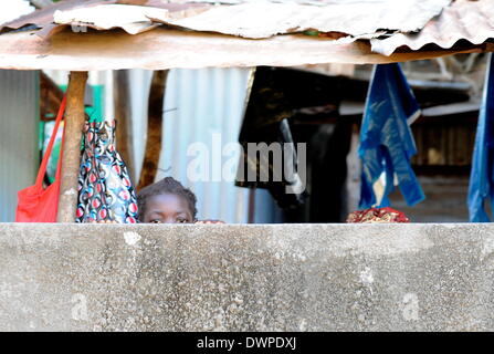 Xai-Xai, Mozambico. 02Mar, 2013. Un bambino si affaccia su una parete in Xai-Xai, Mozambico, 02 marzo 2013. Foto: Britta Pedersen - NESSUN SERVIZIO DI FILO-/dpa/Alamy Live News Foto Stock