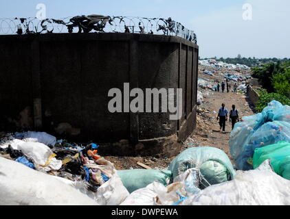 Maputo, Mozambico. 04 Mar, 2013. Sacchi della spazzatura sono impilati nella parte anteriore di un sito per lo smaltimento dei rifiuti a Maputo, Mozambico, 04 marzo 2013. Foto: Britta Pedersen - NESSUN SERVIZIO DI FILO-/dpa/Alamy Live News Foto Stock