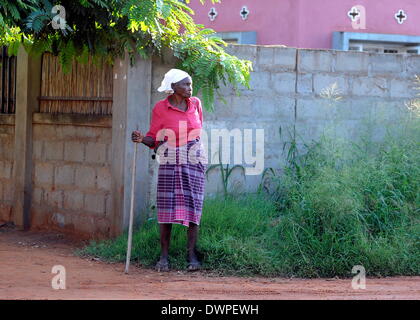 Xai-Xai, Mozambico. 02Mar, 2013. Una donna con un bastone da passeggio sorge sul ciglio della strada in Xai-Xai, Mozambico, 02 marzo 2013. Foto: Britta Pedersen - NESSUN SERVIZIO DI FILO-/dpa/Alamy Live News Foto Stock