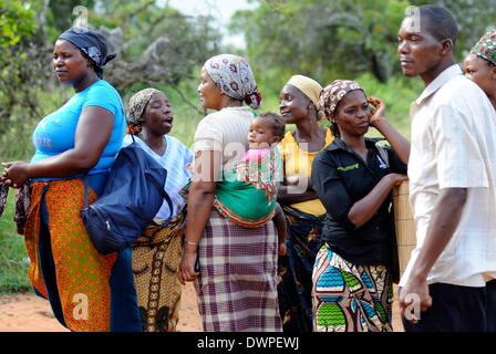 Xai-Xai, Mozambico. 02Mar, 2013. La gente in attesa per un autobus a Xai-Xai, Mozambico, 02 marzo 2013. Foto: Britta Pedersen - NESSUN SERVIZIO DI FILO-/dpa/Alamy Live News Foto Stock