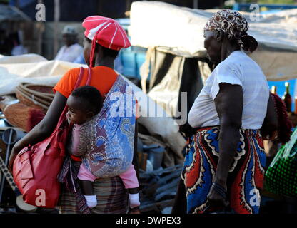 Xai-Xai, Mozambico. 02Mar, 2013. Un quotidiano street scene in Xai-Xai, Mozambico, 02 marzo 2013. Le donne portano i loro negozi e un bambino. Foto: Britta Pedersen - NESSUN SERVIZIO DI FILO-/dpa/Alamy Live News Foto Stock