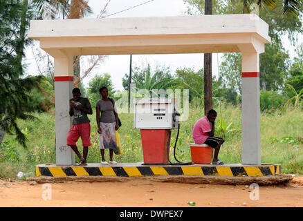 Xai-Xai, Mozambico. 02Mar, 2013. Due uomini e una donna in attesa in una stazione di benzina a lato della strada in Xai-Xai, Mozambico, 02 marzo 2013. Foto: Britta Pedersen - NESSUN SERVIZIO DI FILO-/dpa/Alamy Live News Foto Stock