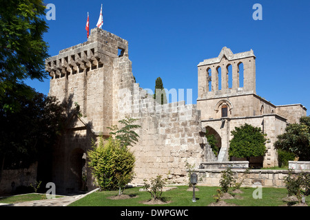 Il monastero gotico a Bellapais (l'Abbaye de la Paix) nella Repubblica Turca di Cipro del Nord. Foto Stock