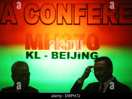 Kuala Lumpur, Malesia. Xii Mar, 2014. Malaysian deliberando il Ministro dei trasporti Hishammuddin Bin Tun Hussein (R) e Capo delle Forze Armate della Malesia Zulkifeli Mohd. Zin, partecipare a una conferenza stampa a Sepang, in Malesia, 12 marzo 2014. Le aree di ricerca sono state ampliate per lo Stretto di Malacca e sul Mare della Cina del Sud, deliberando il Ministro dei trasporti Hishammuddin Bin Tun Hussein detto. Credito: Wang Shen/Xinhua/Alamy Live News Foto Stock