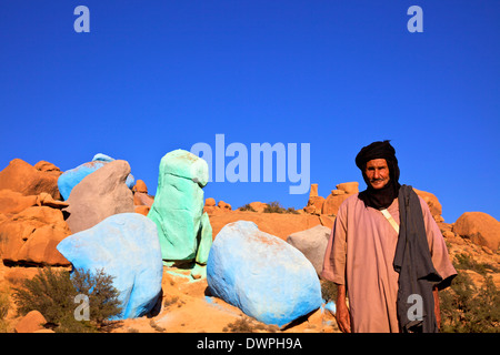 Capra Herder con sassi dipinti dall artista belga Jean Verame, Tafraoute, Marocco, Africa del Nord Foto Stock