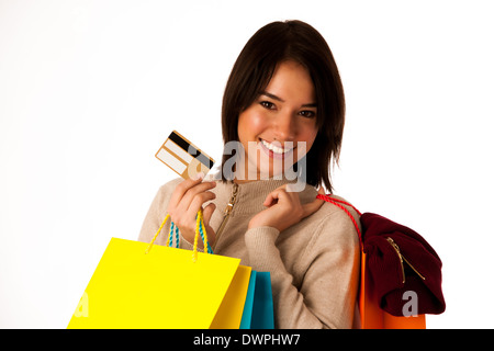 Attraente asiatiche donna caucasica con borse di plastica e carta di credito nelle sue mani isolate su sfondo bianco Foto Stock