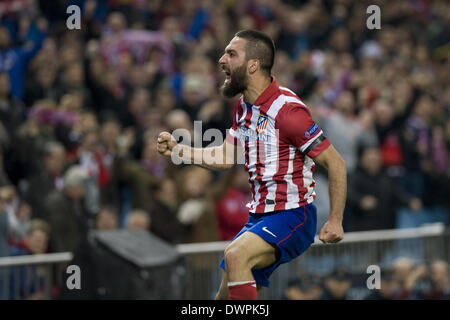 Madrid, Spagna. Undicesimo Mar, 2014. Atletico Madrid il giocatore contro il Milan durante la UEFA Champions League round di 16 seconda gamba partita di calcio giocato al Vicente Calderón Stadium in Madrid, foto: Oscar Gonzalez/NurPhoto Credito: Oscar Gonzalez/NurPhoto/ZUMAPRESS.com/Alamy Live News Foto Stock