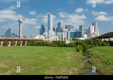 Dallas, Texas, Stati Uniti d'America, Dallas River floodplain, superstrada ponte e skyline del centro Foto Stock