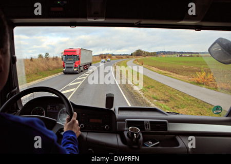 Driver vista dalla cabina di pilotaggio di un camion su strada Foto Stock