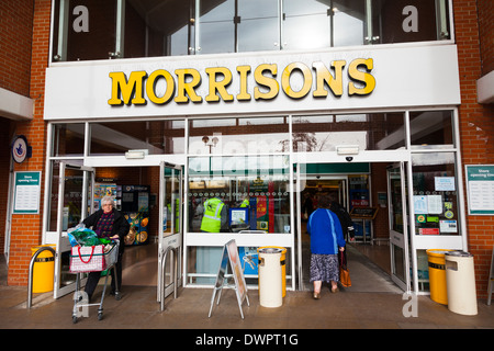 I clienti che entrano ed escono a Morrisons supermercato. Foto Stock