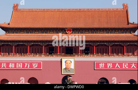 Pechino, Cina. 5 Mar 2014. Soldati pattugliare l apertura del Congresso nazionale del popolo (ANP), il paese annuale della sessione del Parlamento europeo, presso la Grande Sala del Popolo di Pechino il 5 marzo 2014. La Cina ha annunciato un obiettivo di crescita del 7,5 percento e ha rivelato i piani per sollevare il bilancio della difesa da 12.2%. Premier LI Keqiang giurò di '"dichiarare guerra'' sull'inquinamento, la lotta alla corruzione ''senza misericordia'' e ''incrinatura all'' sul terrorismo. © Stephen rasoio/ZUMAPRESS.com/Alamy Live News Foto Stock