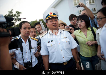 Phu Quoc Island. Xii Mar, 2014. Marina vietnamita il vice comandante Le Thanh Minh (C) foglie dopo la conferenza stampa nell'isola di Phu Quoc, il 12 marzo 2014. Il Vietnam ha detto su di esso aveva sospeso la sua aria ricerca di volo mancanti MH370 mercoledì. Credito: Lui Siu Wai/Xinhua/Alamy Live News Foto Stock