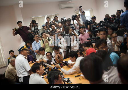 Phu Quoc Island. Xii Mar, 2014. Marina vietnamita vice comandante Le Thanh Minh (L) parla ai giornalisti durante una conferenza stampa su attività di ricerca condotta da parte del Vietnam del sud del mare finalizzati alla ricerca di tracce di missing Malaysia Airlines 370 nell'isola di Phu Quoc, il 12 marzo 2014. Il Vietnam ha detto su di esso aveva sospeso la sua aria ricerca di volo mancanti MH370 mercoledì. Credito: Lui Siu Wai/Xinhua/Alamy Live News Foto Stock