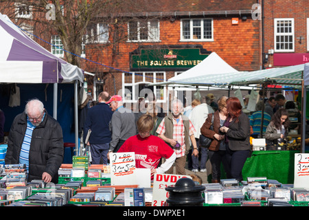 I clienti rovistando tra l DVD sul mercato in stallo. Foto Stock