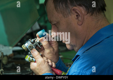 Lucidatrice sta cercando di diamante. Yakutian Dimond taglio. Barnaul Altai krai Russia Siberia Asia Foto Stock