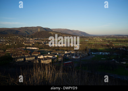 Vista della città di Stirling visto dalla collina Gowan vicino al Castello di Stirling. Il Monumento Wallace può essere visto in lontananza. Foto Stock