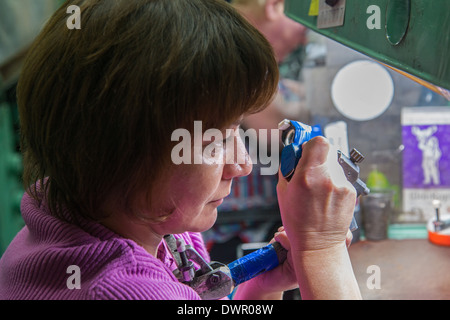 Lucidatrice sta cercando di diamante. Yakutian Dimond taglio. Barnaul Altai krai Russia Siberia Asia Foto Stock