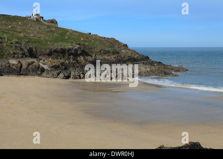 La molla vista della spiaggia di Porthgwidden verso l' Isola', West Cornwall, England, Regno Unito Foto Stock