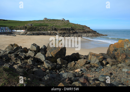 La molla vista della spiaggia di Porthgwidden verso l' Isola', West Cornwall, England, Regno Unito Foto Stock