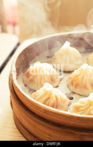 Gnocchi cinesi o Xiao Long Bao in bambù vassoio, famoso cibo in Cina a Shanghai. Foto Stock