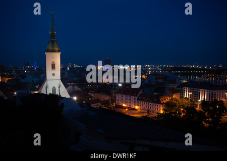 Bratislava panorama di notte con st. Martin con la Cattedrale Foto Stock