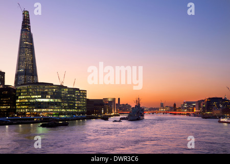 Lo skyline di Londra cercando attraverso il Fiume Tamigi verso "l'Shard', a 72 piani torre. Foto Stock