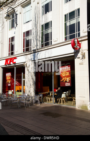 KFC fast food, Queen Street, Cardiff, Galles. Foto Stock