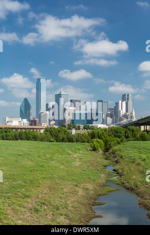 Dallas, Texas, Stati Uniti d'America, Dallas River floodplain, superstrada ponte e skyline del centro Foto Stock