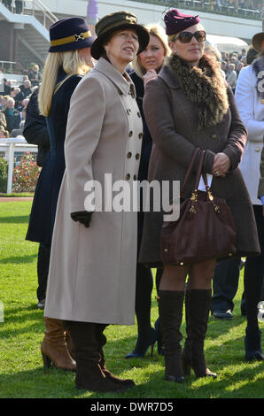 Cheltenham, Gloucestershire, Regno Unito . Xii Mar, 2014. HRH Principessa Anna con sua figlia Zara Phillips al giorno due, Signore giorno del Cheltenham Gold Cup Festival 2014. Credito: Jules annan/Alamy Live News Foto Stock