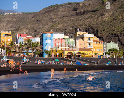 La spiaggia nera di Puerto de Tazacorte sull'isola delle Canarie di La Palma. Foto Stock