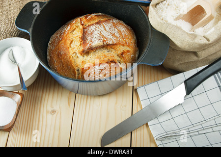 Pane fatto in casa cotto in pentola in ferro Foto Stock