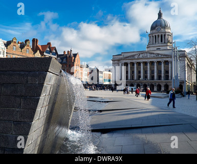 Nottingham England Regno Unito. Funzione di acqua nella vecchia piazza del mercato con il Consiglio casa sullo sfondo Foto Stock