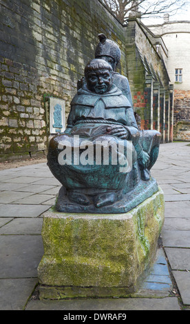 Frate Tuck statua al di fuori di Nottingham Castle England Regno Unito Foto Stock