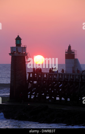 Tramonto a Capbreton, vista del faro e la Estacade, Les Landes, Francia Foto Stock