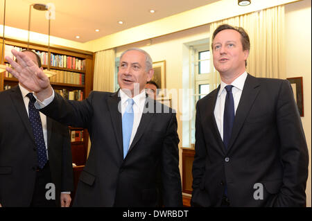 Gerusalemme, Israele. Xii Mar, 2014. Il Primo Ministro israeliano Benjamin Netanyahu (C) soddisfa con la visita del Primo Ministro britannico David Cameron (R) a Gerusalemme, il 12 marzo 2014. Primo Ministro britannico David Cameron ha esortato mercoledì della Knesset (parlamento) per terminare la costruzione degli insediamenti israeliani-terra Palestinese occupata. Rendendo la sua prima visita in Israele come primo ministro, Cameron votarsi alla Knesset per 'always stand up per il diritto di Israele a difendere i suoi cittadini." Credito: GPO/Kobi Gedeone/Xinhua/Alamy Live News Foto Stock