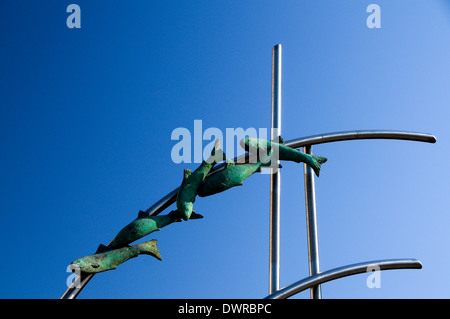 C-interludi scultura di Philip Bews e Diane Gorvin, Lloyd George Avenue, Cardiff Bay , Galles. Foto Stock