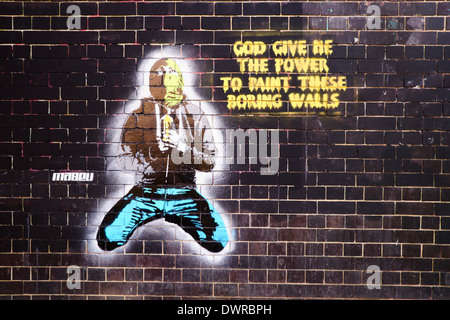 Arte di strada su un muro di mattoni di Nottingham REGNO UNITO Inghilterra " dio mi danno il potere di vernice queste noiose muri " Foto Stock