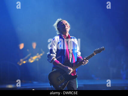 Shanghai, Cina. Xii Mar, 2014. Keith Richards dei Rolling Stones esegue durante il loro concerto presso Mercedez-Benz Arena in Cina a Shanghai, 12 marzo 2014. Credito: Xiao Xiao/Xinhua/Alamy Live News Foto Stock