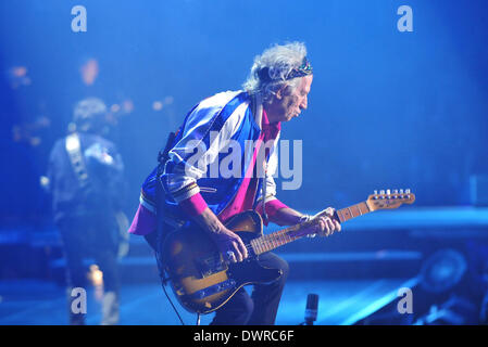 Shanghai, Cina. Xii Mar, 2014. Keith Richards dei Rolling Stones esegue durante il loro concerto presso Mercedez-Benz Arena in Cina a Shanghai, 12 marzo 2014. Credito: Xiao Xiao/Xinhua/Alamy Live News Foto Stock