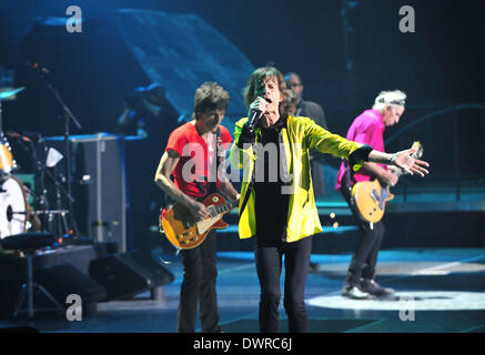 Shanghai, Cina. Xii Mar, 2014. Il Rolling Stones eseguire durante il loro concerto presso Mercedez-Benz Arena in Cina a Shanghai, 12 marzo 2014. Credito: Xiao Xiao/Xinhua/Alamy Live News Foto Stock