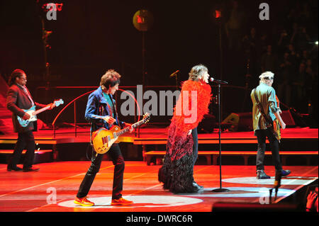 Shanghai, Cina. Xii Mar, 2014. Il Rolling Stones eseguire durante il loro concerto presso Mercedez-Benz Arena in Cina a Shanghai, 12 marzo 2014. Credito: Xiao Xiao/Xinhua/Alamy Live News Foto Stock