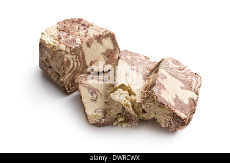 Pezzi di gustosa halva su sfondo bianco Foto Stock