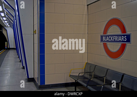 Blackfriars Stazione della Metropolitana piattaforma, City of London, Londra, Inghilterra, Regno Unito Foto Stock