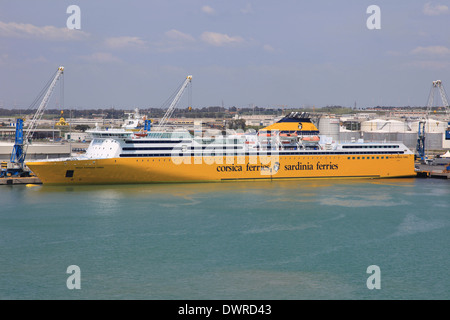 Traghetto roll on-roll off MEGA EXPRESS tre ormeggiata nel porto di Civitavecchia Italia Foto Stock