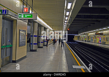 Blackfriars Stazione della Metropolitana piattaforma, City of London, Londra, Inghilterra, Regno Unito Foto Stock