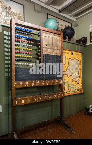 Vecchia scuola lavagna con telaio di conteggio in aula dei primi anni del ventesimo secolo, casa di Alijn museum, Gand, Belgio Foto Stock