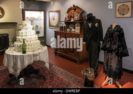 Inizio del ventesimo secolo sala mostra ed antica credenza e torta di nozze presso la casa di Alijn museum, Gand, Belgio Foto Stock