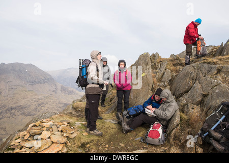 Gruppo di escursionisti in appoggio sul percorso fino Y Lliwedd sulla montagna Snowdon horseshoe nel Parco Nazionale di Snowdonia North Wales UK Gran Bretagna Foto Stock