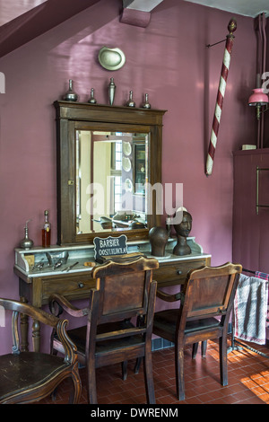 Interno del vecchio negozio da barbiere e barbiere pole dei primi del ventesimo secolo presso la casa di Alijn museum, Gand, Belgio Foto Stock