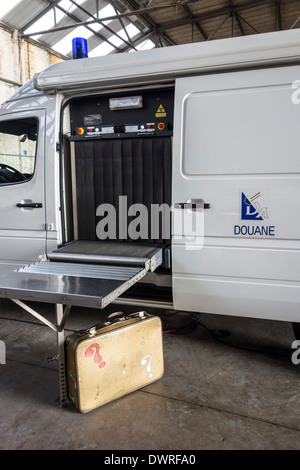 Raggi X del Bagaglio veicolo di scansione della dogana belga per la rilevazione di armi, esplosivi e sostanze stupefacenti nei bagagli sospetti, Belgio Foto Stock